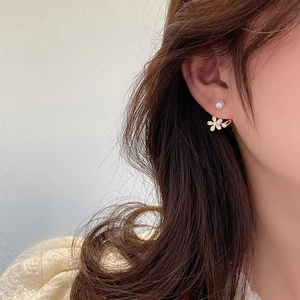 Orecchini a Forma di C in Metallo Dorato con Perle Finte e Cristalli a Fiore, Gioielli Moderni per Donne - Product Image 4