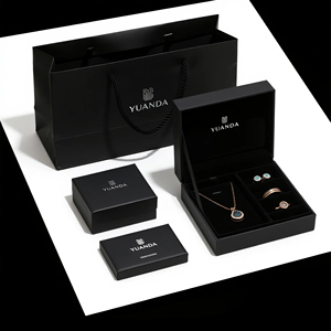 Set di Gioielli Personalizzati di Lusso con Charm per Borsa, Logo per Anello e Collana, Regalo Elegante - Product Image 5