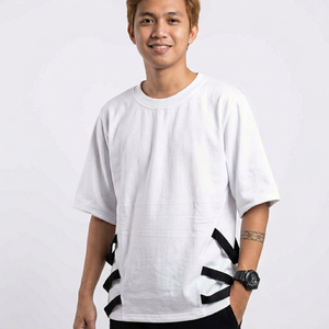 เสื้อยืดผู้ชายสีขาวทรงปกติ พิมพ์ลายโลโก้สีแดงดำ แขนสั้น สไตล์สตรีท ผ้าตาข่าย คอกลม ผ้าฝ้าย 100% น้ำหนัก 220 กรัม ผ้าไม่ทอ - Product Image 3