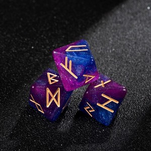 Juego <span class=keywords><strong>de</strong></span> 7 dados poliédricos <span class=keywords><strong>de</strong></span> acrílico con diseño <span class=keywords><strong>de</strong></span> <span class=keywords><strong>runas</strong></span> nórdicas y brillo galáctico personalizado para lecturas <span class=keywords><strong>de</strong></span> tarot, Wicca y prácticas espirituales - Product Image 5
