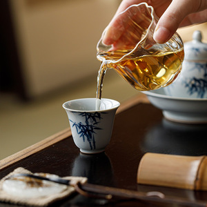 Taza de té de cerámica esmaltada antigua Guanlan, azul y blanca con diseño de bambú, estilo chino de alta gama, taza individual para degustación de té. - Product Image 3