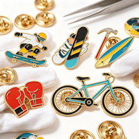 Lot de broches en émail sur le thème du sport : Skateboard, Surf, Gants de boxe – Idéal pour la décoration de sacs à dos et vêtements