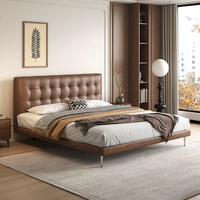 Leicht luxuriöses Hauptschlafzimmer-Doppelbett mit Kiefernholz und weicher Polsterung im modernen minimalistischen Design.