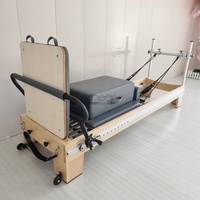 Reformer Pilates en érable avec barre de pieds coulissante pour équipement de fitness à domicile favorisant l'entraînement de renforcement du tronc