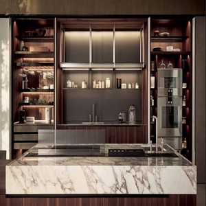 Armoires de cuisine modernes modulaires personnalisées Balom avec façade en verre, placage bois et plan de travail en travertin, finition laquée blanche - Product Image 4