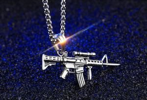 Heiß begehrte, neue, günstige, trendige 18K vergoldete Edelstahl-Anhängerketten in Gewehrform für Herren – Geschenk, Hip-Hop-Accessoire - Product Image 3