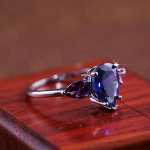 Anello a Goccia d'Acqua a Forma di Pera con Accenti Blu e Viola, Gioiello Elegante e Creativo per Donne - Product Image 4