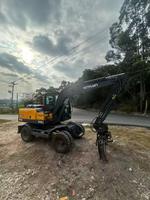 Excavatrice sur pneus Xinyuan C80W d'occasion de 8 tonnes, 48 kW, pour la manutention de matériaux et la construction