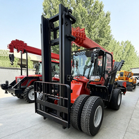 Chariot élévateur tout-terrain diesel multifonctionnel 4x4 avec grue à flèche hydraulique montée à l'arrière et mât à deux étages pour terrains montagneux