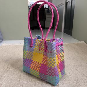 Sacs à main uniques en mélange de couleurs, sacs tissés pour femmes faits à la main, matériau plastique recyclé de qualité supérieure, tissage recyclé d'Indonésie - Product Image 3