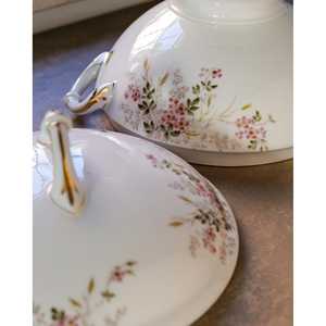 Soupière en porcelaine de Limoges blanche Daniele F. avec motif de fleurs de printemps, vaisselle - Product Image 2