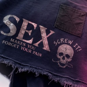 Camiseta Gráfica Azul Marino Desgastado con Estampado de Calavera 'Sex Print' que te Hace Olvidar el Dolor, Estilo Streetwear Metour, Venta al por Mayor Personalizada - Product Image 4