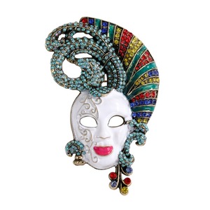 Broche de máscara con diamantes de diseño exagerado de la industria pesada europea y americana, pin para abrigo de invierno - Product Image 2