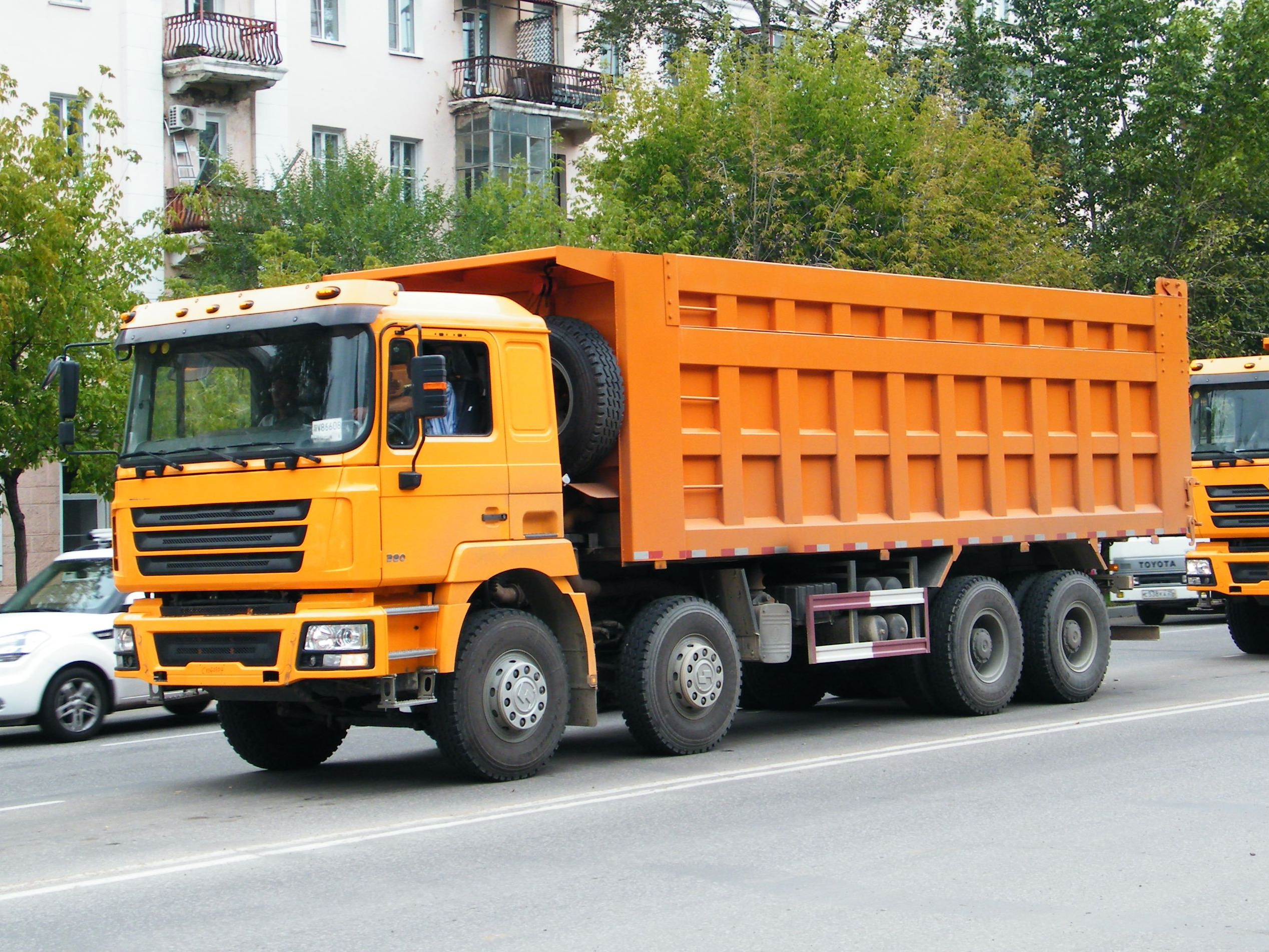 MAXIZM 300HP 8X4 Dump Truck - Efficient Urban Transportation