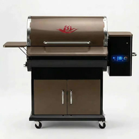 Grand barbecue à granulés en acier avec chariot pour la cuisson, le fumage et la grillade de la viande dans une cuisine extérieure