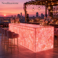 Comptoir de bar moderne en quartz rose naturel, design cascade en pierre translucide rétroéclairée, luxe pour salon, hôtel, restaurant, bar à domicile