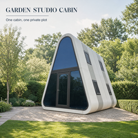 Cabane préfabriquée triangulaire à façade panoramique en verre, maison modulaire avec mur-rideau en verre pour complexe hôtelier et camping