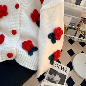 Hiver Rétro Personnalisé Standard Rose Rose Dames Cadeau Décontracté Logo Floral Devant <span class=keywords><strong>Court</strong></span> Tricoté Femmes Cardigan <span class=keywords><strong>Pull</strong></span> - Product Image 6