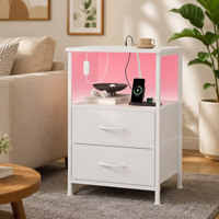 Table de chevet moderne blanche OEM avec station de charge, deux tiroirs et étagère ouverte pour chambre à coucher et salon
