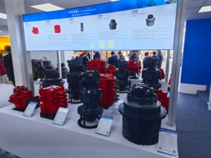 Moteur de translation hydraulique FTM40ADN pour excavatrice de <span class=keywords><strong>18</strong></span>-<span class=keywords><strong>25</strong></span> tonnes avec une cylindrée de 170/101,9 cm³/rev et un débit maximal de 246 L/min - Product Image 3
