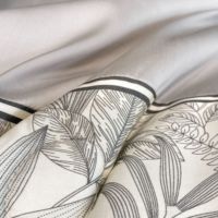 Parure de lit de luxe en satin de polyester avec bordure botanique, rafraîchissante pour l'été, résistante aux plis, pour hôtels, villas, commandes en gros