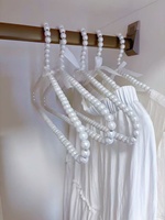 Cintre élégant en plastique ABS léger anti-rouille avec crochet en laiton pour robe de mariée et manteau