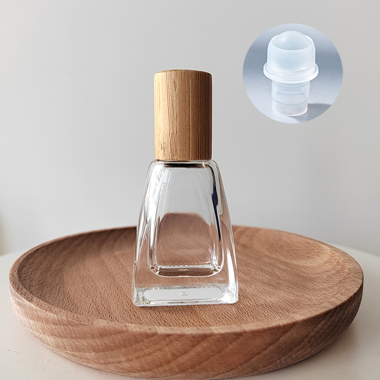 Bouteille en verre clair avec le rouleau en verre et le couvercle en bambou