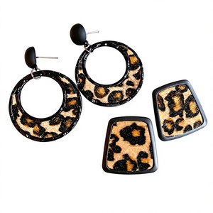 Parures de boucles d'oreilles créoles uniques en forme de sapin de Noël avec motifs étoiles jaunes, bijoux de fête en acrylique, boucles d'oreilles mignonnes de qualité supérieure pour femme - Product Image 6