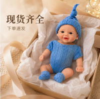 Poupée Reborn en Silicone de 8 Pouces avec Tenue Tricotée Bleue, Conception Flexible à Habiller, Jouet Compagnon pour Enfants, Idéal pour Petits Garçons et Filles
