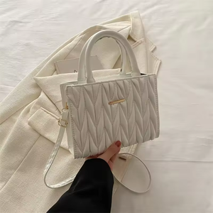 2025 New Diamond Lattice <b>Woman</b> <b>Handbags</b> <b>Large</b> Capacity <b>Women's</b> Tote Bags Fashion and Versatile Single Shoulder Crossbody Bags - Product Image 2