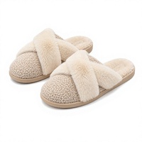 Pantoufles mules croisées en peluche bouclée couleur avoine avec mousse à mémoire de forme pour femme