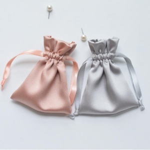 ถุงผ้าไหมสีสันสดใสขนาดเล็ก ผ้าซาตินหนา ปิดด้วยเชือกผูก รีไซเคิลได้ มีตัวเลือกโลโก้แบบกำหนดเอง สำหรับใส่เครื่องประดับ เครื่องสำอาง ของขวัญ มีสินค้าในสต็อก - Product Image 5