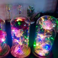 Cadeau romantique avec lumière LED en forme de rose, fleur lumineuse dans un dôme en verre avec base en bois, parfait pour la Saint-Valentin, Noël, un anniversaire