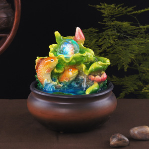 Fuente de agua decorativa de resina con peces koi para interiores, regalo para decoración del hogar u oficina. - Product Image 1