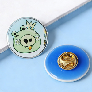 เข็มกลัดเคลือบเงาลายสุกรราชาสุดหรูพร้อมตัวล็อคแบบปลอดภัย ขายส่ง, เข็มกลัดติดเสื้อลายการ์ตูนแบบกำหนดเองสำหรับแฟนเกม, ของตกแต่งกระเป๋าเป้ - Product Image 1