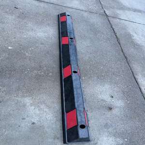 Cordoli di blocco di parcheggio in gomma riciclata resistente per soluzioni di parcheggio sostenibili - Product Image 5