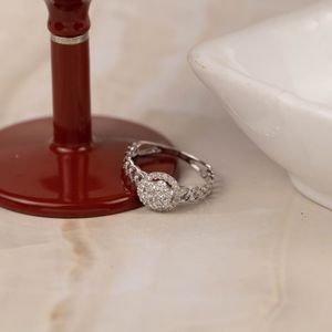 Anillo de Oro Sólido de 18K con Doble Halo de Diamantes Cultivados en Laboratorio, Joyería de Compromiso para Mujer - Product Image 5