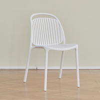 Chaises de salle à manger empilables en plastique populaires avec dossier ergonomique, design tendance idéal pour les repas en intérieur et la détente sur le balcon