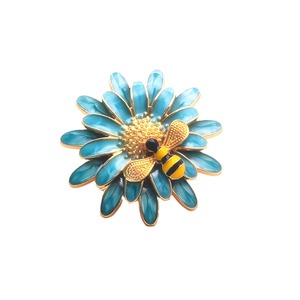 Offerta Speciale: Cappotti, Maglioni, Abbigliamento e Accessori, Spille e Corsage Colorati con Motivi Margherita e Ape Effetto Goccia d'Olio - Product Image 5
