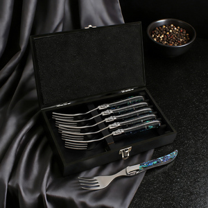 Set di Sei Coltelli da Bistecca Seghettati Laguiole in Acciaio Inox Inciso, Coltello e Forchetta Multiuso per Affettare Carne per Ristoranti - Product Image 3