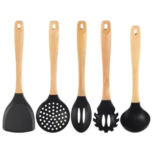 Commercio all'ingrosso manico in legno in silicone set da cucina cucchiaio per zuppa resistente al calore padella antiaderente per uso domestico cucchiaio