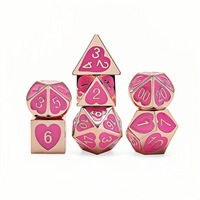 7 dés en métal brillant rose avec motif cœur, petits dés élégants pour jeux de rôle, pour femmes et filles, dés de D&D