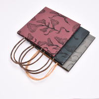 Sac cadeau en papier kraft gris classique écologique personnalisé OEM avec laminage à chaud doré pour emballage de bijoux, montres et boutiques