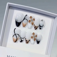 Faux ongles à presser faits main de style français, frais et clairs, multicolores, avec motifs floraux gravés effet givré, perles dorées et étamines florales
