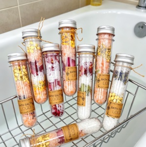 Sal de Baño de Cristal del Himalaya Orgánica Natural con Flores Secas de Lavanda y Rosa, Exfoliante, Relajante, Calmante para los Músculos, Suaviza la Piel - Product Image 1