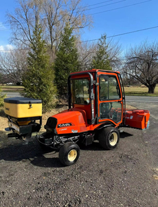 Déneigeuse Kubota F2690 de qualité professionnelle avec balai à neige et épandeur de sel, 50 heures d'utilisation légère - Product Image 3