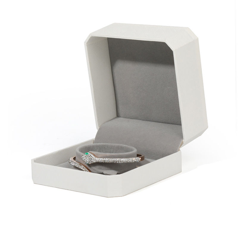 Boîte à bracelet blanc