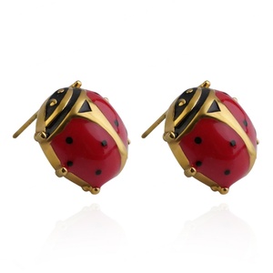Pendientes Magnéticos de Acero Inoxidable con Diseño de Mariquita Esmaltada a Color Personalizados de Fábrica para Hombres y Mujeres - Product Image 1