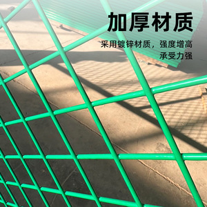 Barandilla de Seguridad en Forma de Y, Color Verde Césped, Acero con Bajo Contenido de Carbono, Recubrimiento por Inmersión, para Carreteras y Campos Fotovoltaicos - Product Image 1