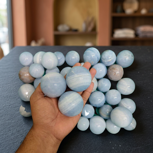 Sphère de Calcite Bleue Naturelle Taille Personnalisée, Cristal Sculpté Agate Ombre pour l'Énergie Curative et la Décoration Intérieure, Origine Gujarat - Product Image 1